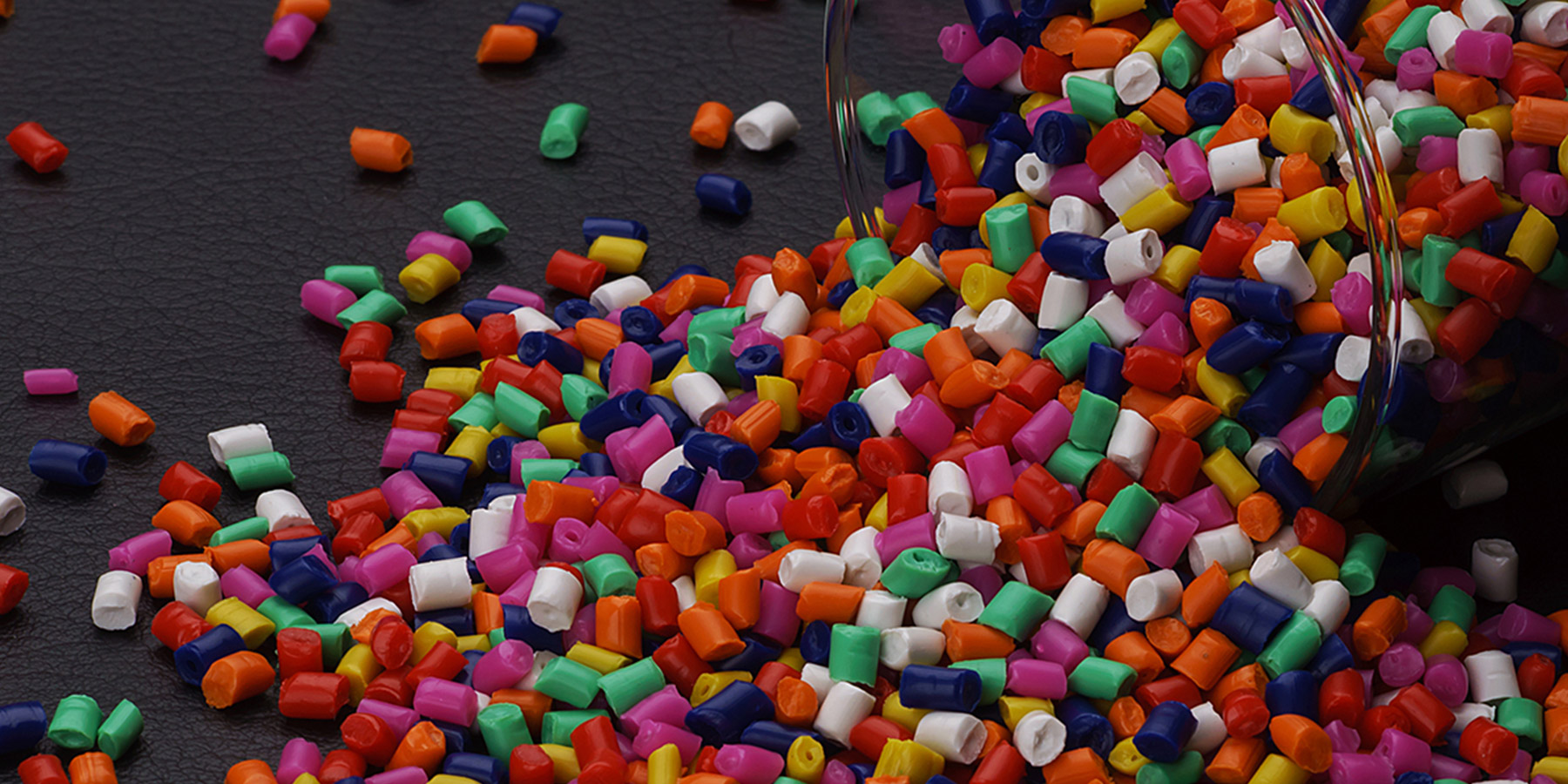 Colouring of plastics granules